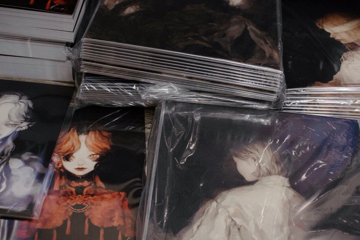 画集は既刊のドローイング集「逃行」と,新作の油彩画集「幻日」があります.グッズは新しく作ったポストカードが8種類で,これは正方形のやつとA6のやつがあります.

あとアクリルスタンドの子たちをつれていきますがアクスタ03番の子はもう売り切れちゃっていないです;;ごめ!

#個展_落陽の寝室 