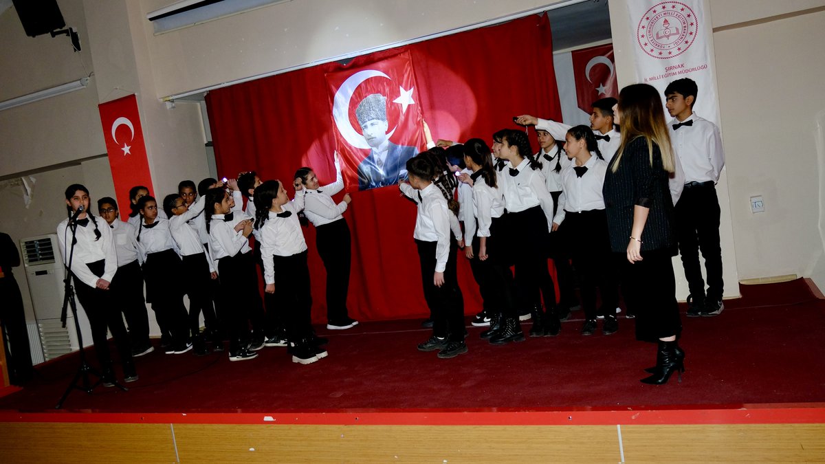 sirnakmem73's tweet photo. 🇹🇷Valimiz Sayın Birol EKİCİ ve İl Protokolümüzün katılımıyla, Şehri Nuh Anadolu İmam Hatip Lisesi Konferans Salonunda 10 Kasım Atatürk'ü Anma Programı gerçekleştirildi. 🇹🇷♾️

@tcmeb @Yusuf__Tekin @cftcblnt @SirnakValiligi @BirolEkici73 @bycandiroglu https://t.co/v4VDAFRLUk