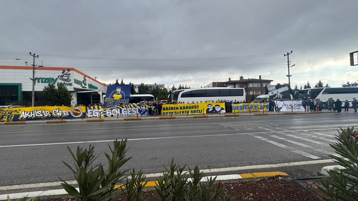 Temsilciliklerimizden Ahmetli GFB, Akhisar GFB, Muradiye GFB, Salihli GFB ve Turgutlu GFB olarak Fenerbahçemizin Sivasspor maçı için Kadıköy yolundayız. #GFBEgeBölgesi