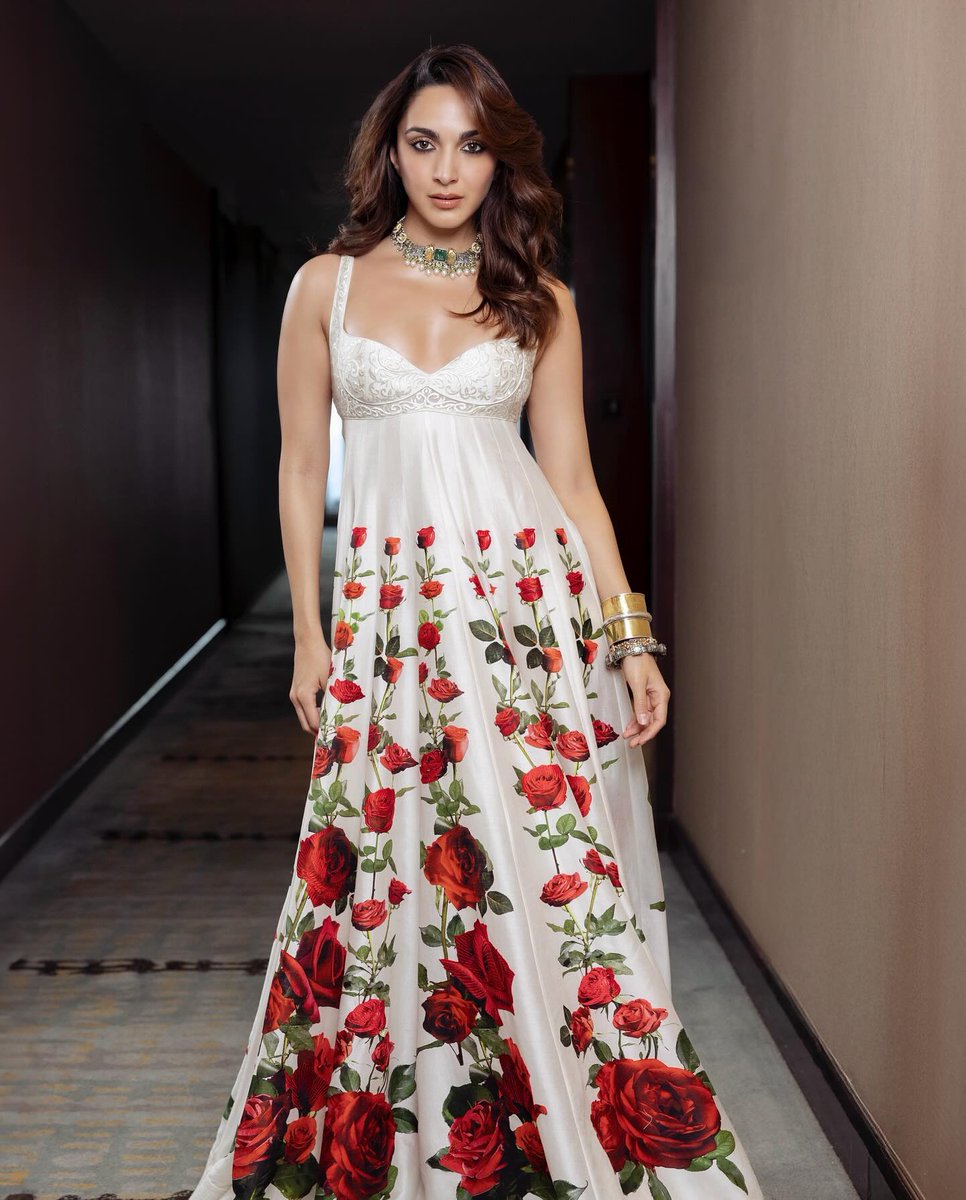 filmfare's tweet image. #KiaraAdvani wore a lovely creation by the late #RohitBal at the teaser launch of #GameChanger.🥀

#Celebs