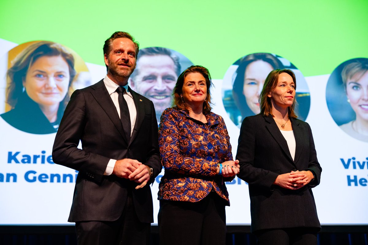 abelvdsluis's tweet photo. Gisteren als dagvoorzitter de ALV op het #CDAcongres mogen leiden. Met onder meer de speech van @HenriBontenbal en het afscheid van onze bewindspersonen. En ‘s middags de Dag van de Christendemocratie met inspirerende sprekers en mooie ontmoetingen. Het @cdavandaag bruist! https://t.co/ocj9gZqvv9
