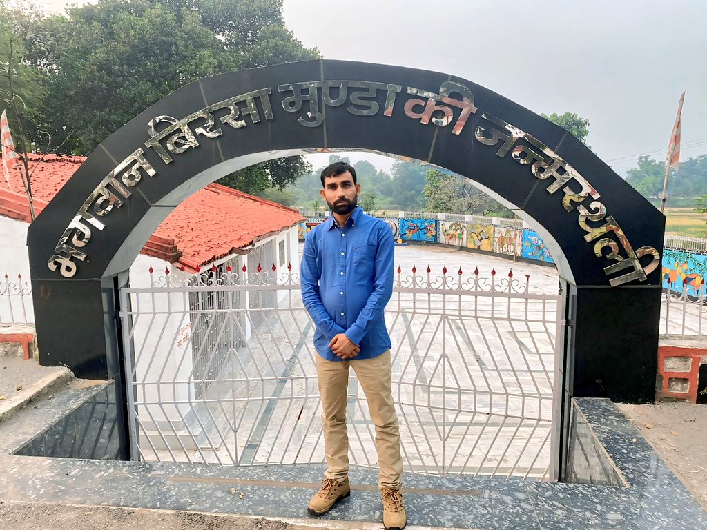 HansrajMeena's tweet photo. धरती आबा बिरसा मुंडा जी की जन्म स्थली, उलीहातू में उनके पोते श्री सुखराम मुंडा से मिलना एक अत्यंत प्रेरणादायक क्षण था। उनके संघर्ष और आदिवासी स्वाभिमान के लिए किए गए बलिदानों को नमन करता हूँ। https://t.co/wAMaqmAbdk