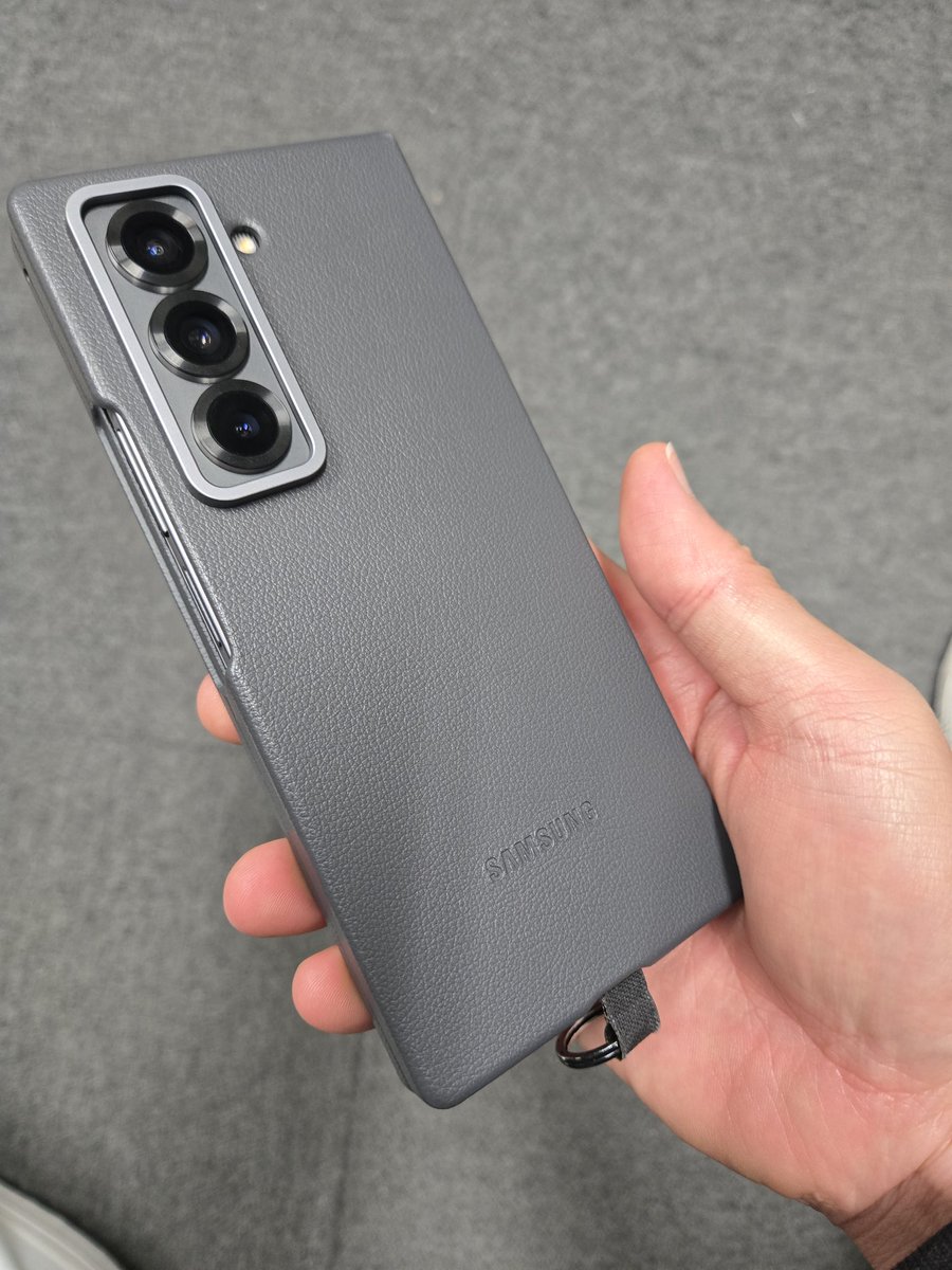 bcl3ebk's tweet photo. スマホ購入。
韓国限定発売の
FOLD special edition
にしても40万8000円は高すぎる。
＃GALAXY FOLD SPECIAL EDITION
＃高すぎる https://t.co/TdIDAWrg2W