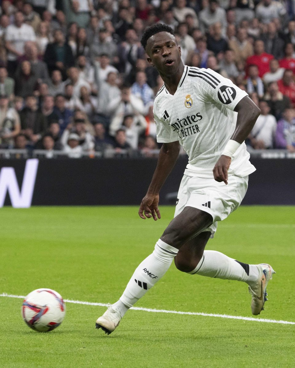 El carisma lo persigue pero el corre mas. Como vas a meter un gol no-look y miras de reojo jfjdjsjsjsjs