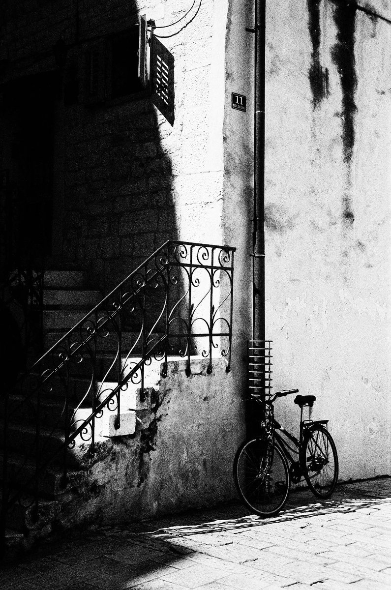 lvlabco's tweet image. Gm, happy Sunday folks☕️

-

'The Lone Bike'

opensea.io/assets/matic/0…
#blackandwhitephotography 
#filmphotography