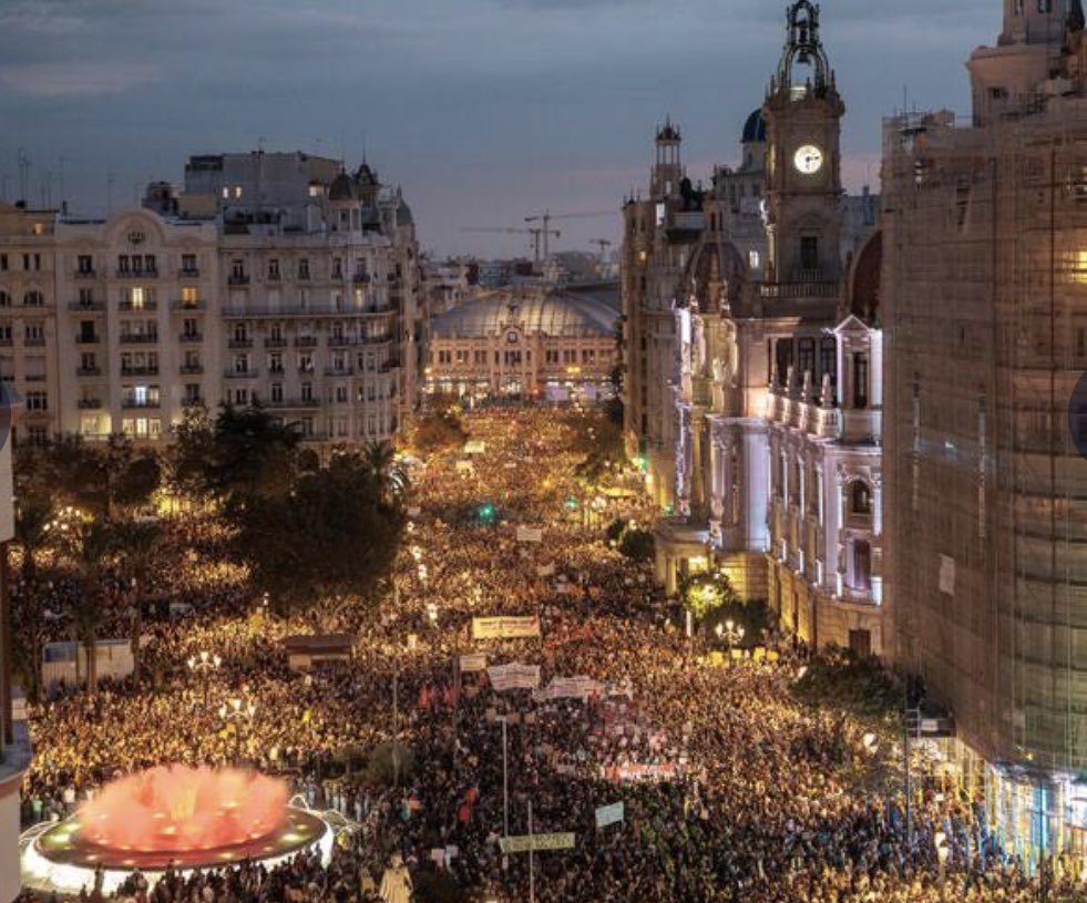 FranGuaitaSER's tweet photo. En la visita de los Reyes a Paiporta, independentistas. En la manifa de ayer, catalanistas. 

Relatos que no se sostienen. 

En Paiporta y ayer, un pueblo indignado. Con la negligencia de aquí y la inacción de allí. 

Lo de ayer no va de rojos ni azules. 

No es nuestra guerra. https://t.co/wiOd612e8Q
