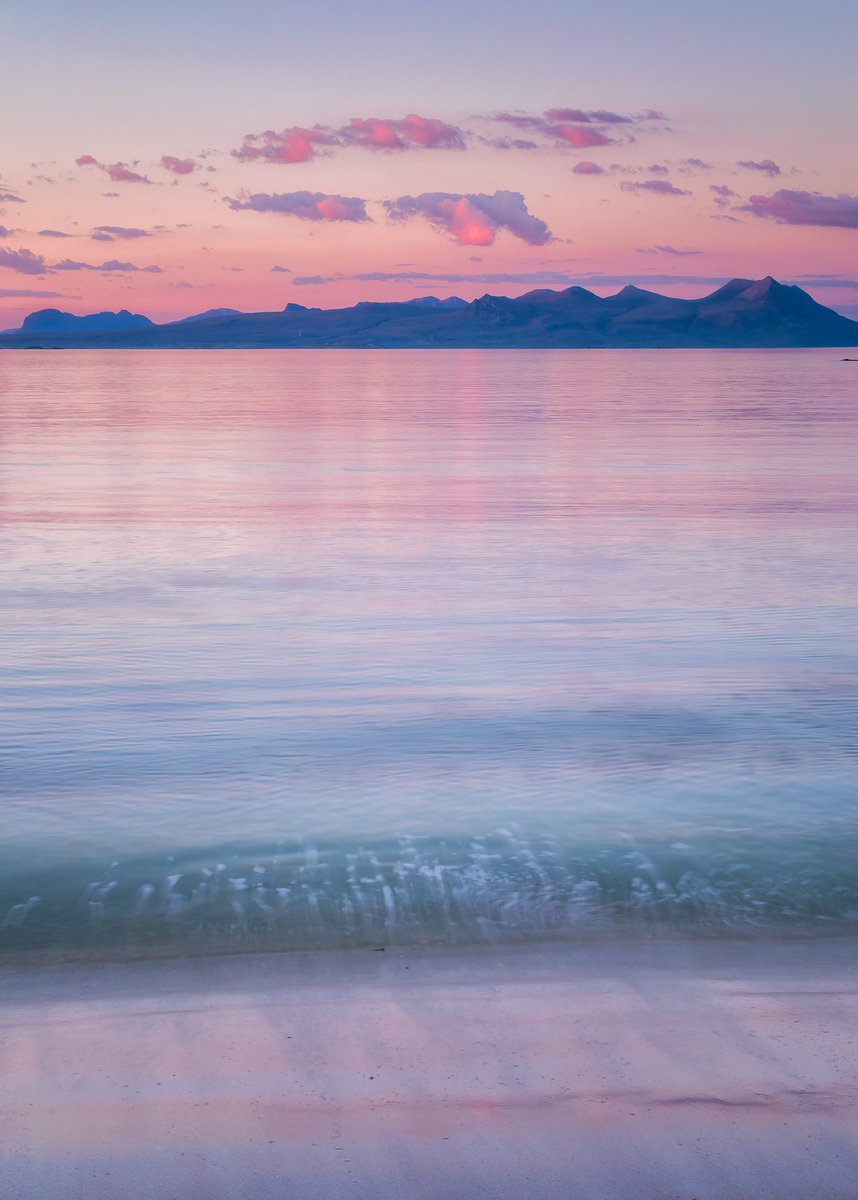 VerityMilligan's tweet photo. Hi humans 👋🏻 It’s Day 34 of my futile one-woman crusade to keep real images popping up on your feed rather than AI.

Something soft for your Sunday. Candyfloss skies at Mellon Udrigle in Scotland. I love the way the last colours of the day were catching on the surface of the sea https://t.co/ZiHQVNBbLC
