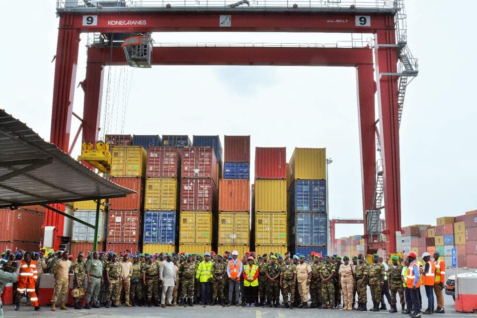 TheCameroonianZ's tweet image. La 44ème promotion du stage des futurs commandants d’unité de l'#EMIA en visite d'imprégnation au Port de Douala-Bonabéri.

184 stagiaires (180 Camerounais, 2 Ivoiriens et 2 Burkinabés).