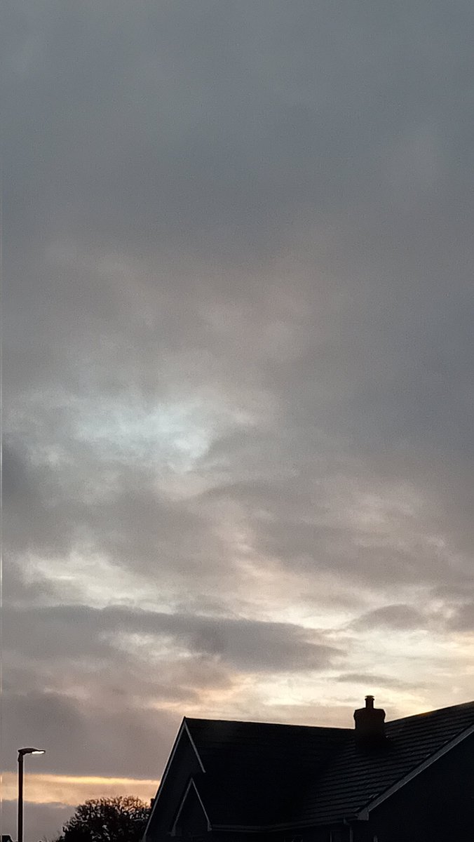 CaitronaO's tweet photo. It tried to clear, then white out again @1GarethWynJones @ABridgen @Agent131711 @ANGRYNIC2 @JayneJ07 @WindsorDebs #WeatherModification #farmersunited #GeoEngineering #solarblock https://t.co/c4q99zBRmj