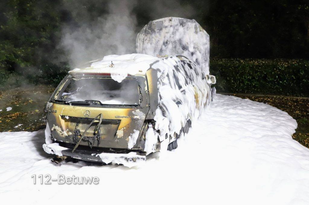 Mercedes C180 in Beesd geblust met schuim