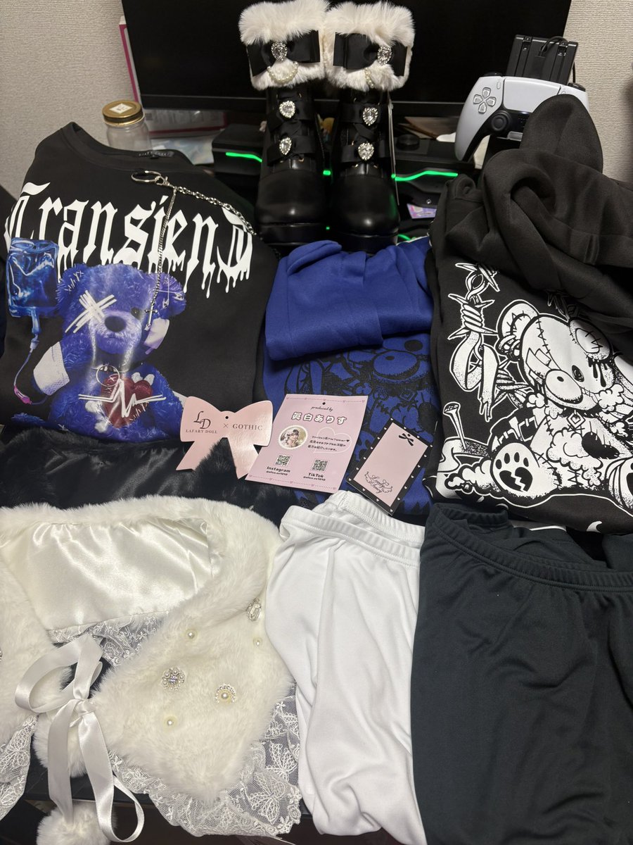 ru_ru_35's tweet photo. 眞白ありすちゃんとしまむらコラボ
LAFARYDOLLさんとしまむらコラボ
同日でいろいろ買っちゃった🫶
仕事後でなかなか欲しいのGETできなかったけど、少しはGETできたから良かった🥹
ありすちゃんのは白黒で色違い揃え💓
らLAFARYDOLLさんのは3着GET🩷ྀི
冬もかわいいお洋服ですごす😊✨ https://t.co/AEJa2KyIcM