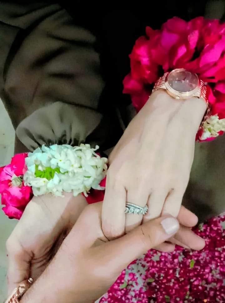 RasoolAalia's tweet photo. غلط نہ ہو کربھی
غلط ہوناکیسالگتا ہے؟
صحیح ہو کر بھی صحیح کوثابت کرنا کتنامشکل لگتاہے؟
جسم توٹھیک دِکھتاہے
روح کاماتم ک��ناکیسالگتاہے؟
دنیا کی چبھتی باتوں میں
کسی کانرم لہجہ کیسالگتاہے؟
سرد، تاریک راتوں میں تنہارہناکیسالگتا ہے؟
ہجر لکےماروں سےپوچھو 
بنامحبوب کےجیناکیسالگتاہے؟ https://t.co/WbGEV0P0zx