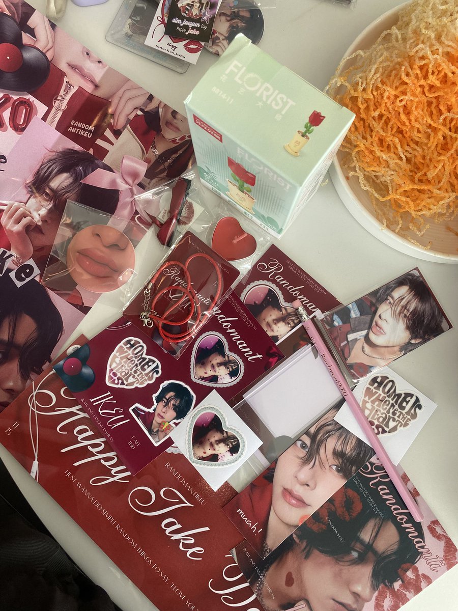 nichorielsim's tweet photo. kit, freebies and i won sintra boards! 
sorry po sa nabangga ko kanina sa bring me 😔✌️ and thank you sa mga nag-bigay po ng freebies 🥰

#𝑹𝒂𝒏𝒅𝒐𝒎𝒂𝒏𝒕𝒊𝐊𝐄𝐔 https://t.co/PQZeHAkFiy