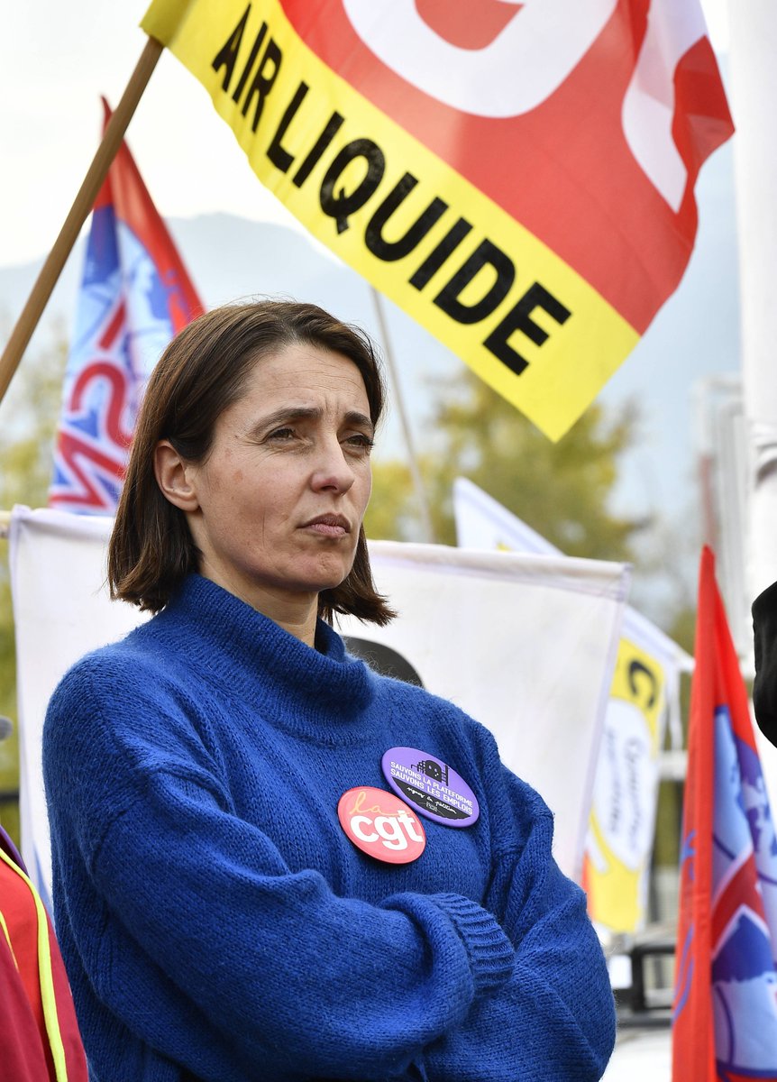 TribuneDimanche's tweet photo. 🔵 ENTRETIEN #EXCLUSIF : « Nous sommes au début d’une violente saignée industrielle »

@BinetSophie, secrétaire générale de la CGT, demande que les aides aux entreprises soient conditionnées au maintien de l’emploi, ainsi qu’un moratoire sur les licenciements pour « préserver l’outil industriel ».

🔗 https://t.co/lmfqC7GtAj #CGT #Industrie #chômage