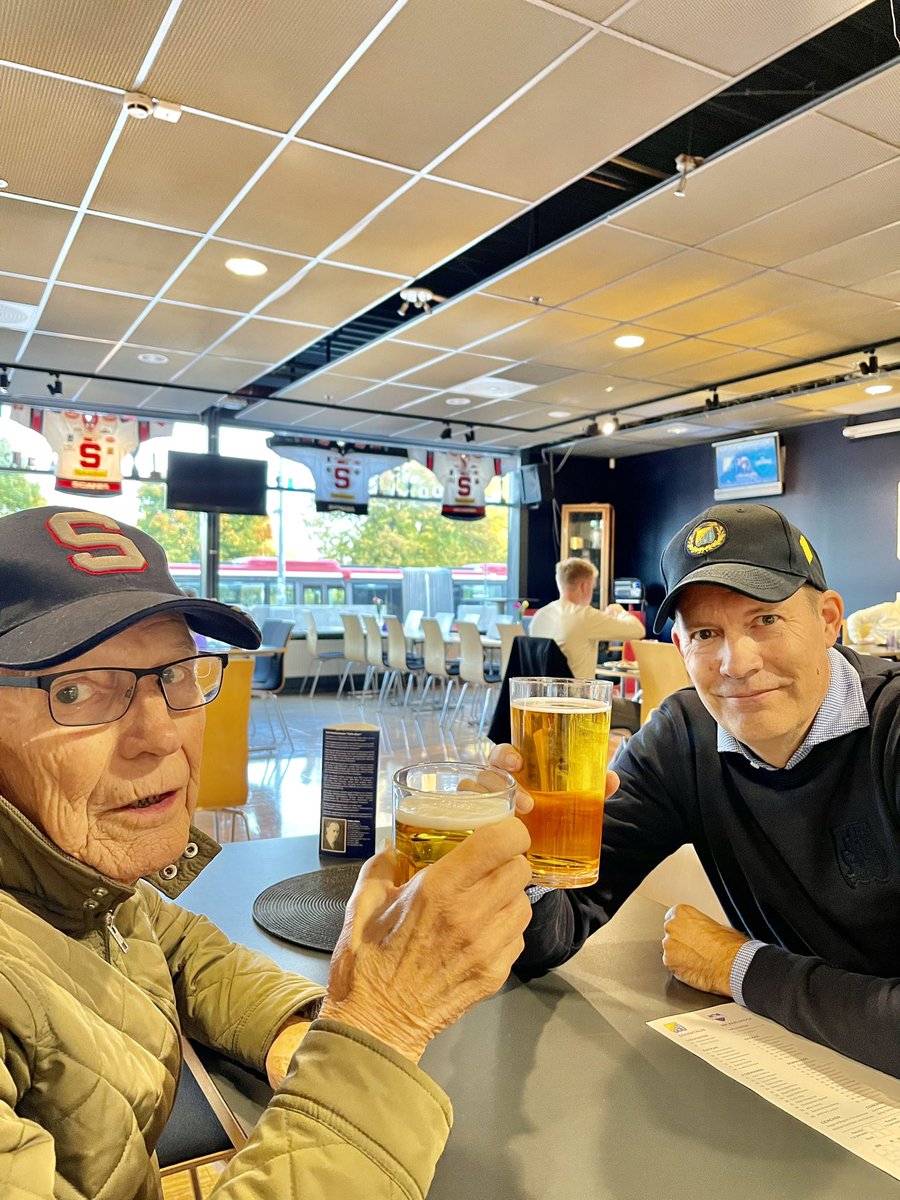 pellecarlsson's tweet image. Templet var en av de platser du trivdes  allra bäst, jublandes tillsammans till ännu en härlig @SodertaljeSK seger 🙌🏻😍 Grattis på farsdag världens bästa pappa 💙💛 #farsdag #fuckdemens