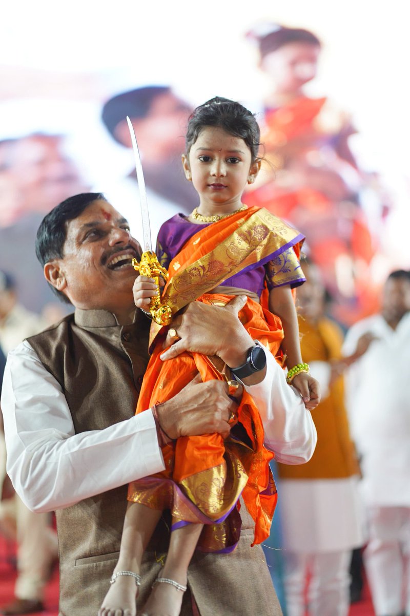 mrmyasirkhan's tweet image. इस सुकुमार शरीर पर रेशमी साड़ी की बजाय सहज स्कूली पोशाक और हाथ में तलवार नहीं, पुस्तक होनी चाहिये ।

#ElectionDays
#PoliticalDrama