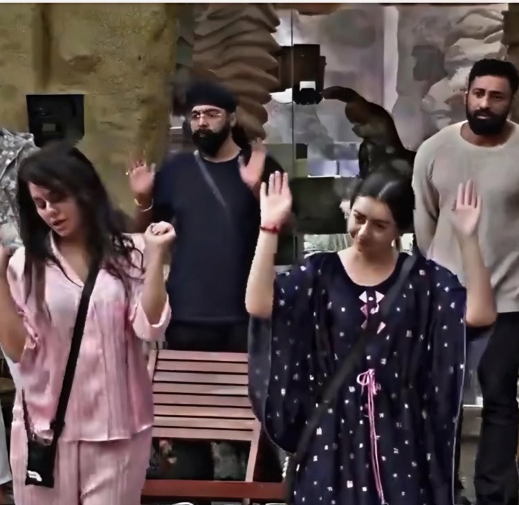 Hands up all who are with #ChahatPandey 

NATION SUPPORTS CHAHAT