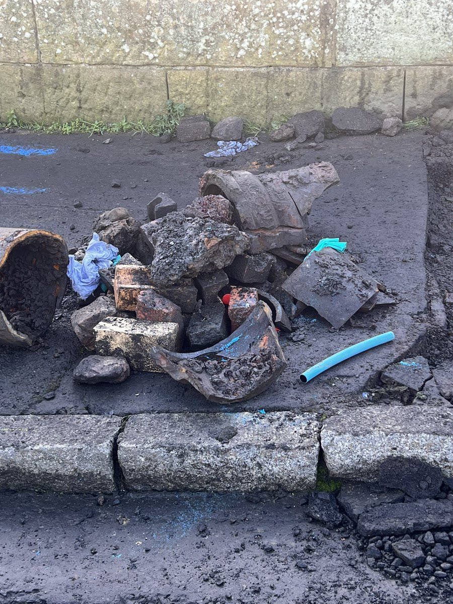 bex_9_c's tweet photo. @scottish_water absolutely disgusted by the mess that’s been left by your employees in my neighbourhood. Brassy Street G20. Disposable gloves, litter and blue roll just discarded. https://t.co/yVaTz37bxz