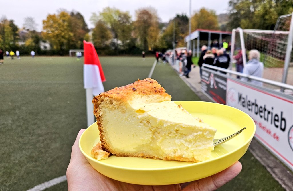 TaiGinseng's tweet photo. +++ BREAKING #Cakenews statt #Fakenews: Beim TuS #Hattingen kostet das Stück #Käsekuchen 2 Euro +++ https://t.co/jiQvFA0PnC