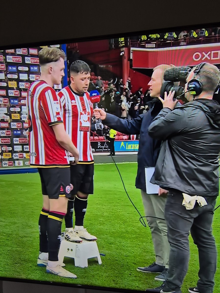 Proof, even the best player in the Championship benefits from an extra foot! 🤣⚔️👊🏻🙌🏼👏🏼 <a href="/SheffieldUnited/">Sheffield United</a> <a href="/SheffUnitedWay/">Sheff United Way</a> #UTB