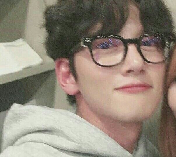 _comxxt's tweet photo. 지창욱은 ㅈㅉ 유명한 안경콤 소유자이다 https://t.co/FjiIjZdCvD