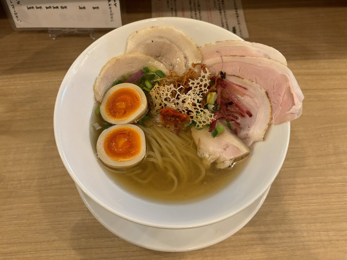 uota_Ramen's tweet photo. 【中華そば 麦の星/新栄町(名古屋市中区)】
特製中華そば 塩+牛トロ丼
塩ラーメンの中でも特に好きなお店。
麺のツルツルした食感とスープの旨みがたまらない一杯。
この時は写真がないですが、追いそばは太麺で食べ応えがありこちらも絶品。
(追いそばは醤油味が個人的に好きです) https://t.co/SqFkT8JMXc