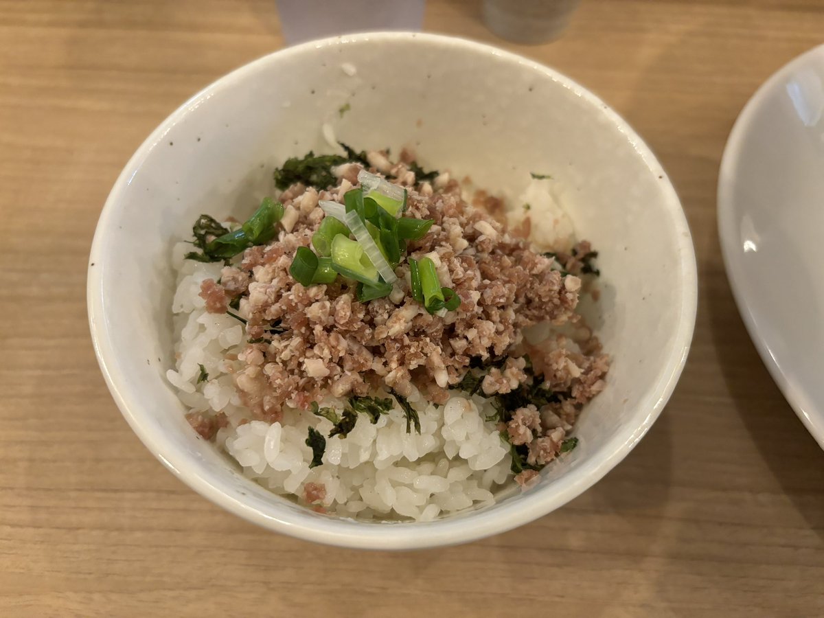 uota_Ramen's tweet photo. 【中華そば 麦の星/新栄町(名古屋市中区)】
特製中華そば 塩+牛トロ丼
塩ラーメンの中でも特に好きなお店。
麺のツルツルした食感とスープの旨みがたまらない一杯。
この時は写真がないですが、追いそばは太麺で食べ応えがありこちらも絶品。
(追いそばは醤油味が個人的に好きです) https://t.co/SqFkT8JMXc