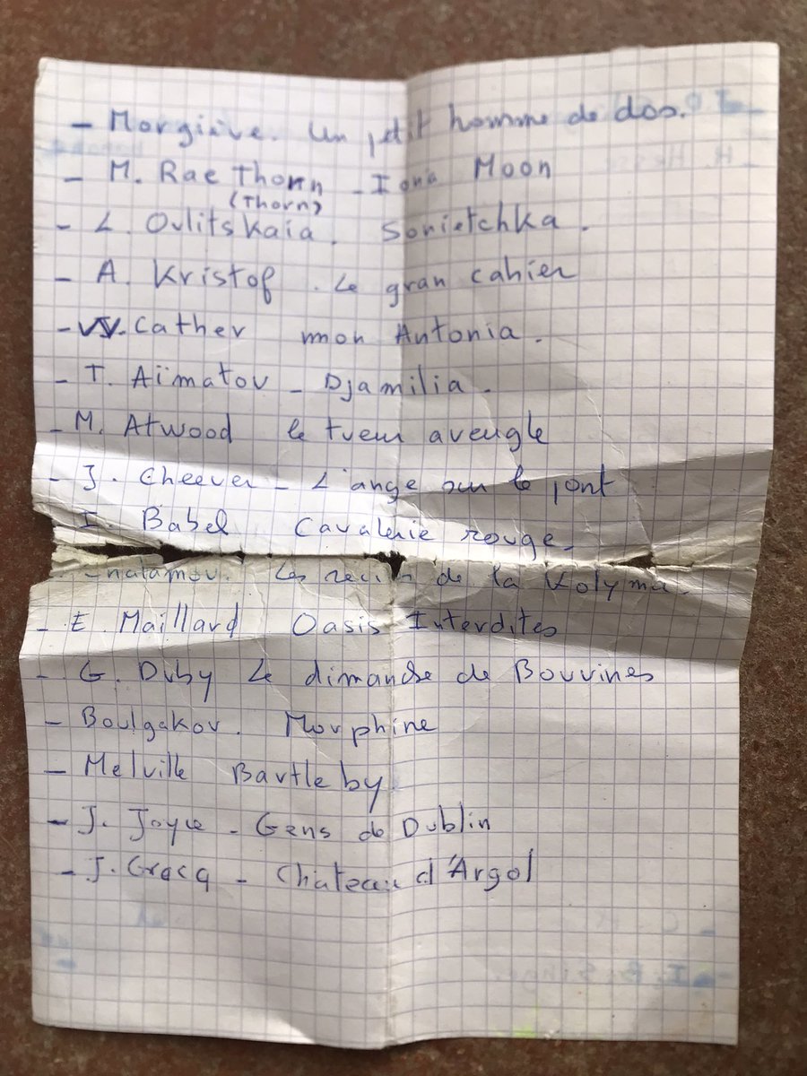 Quand je suis devenu libraire il y a dix ans j’ai remplacé un libraire qui partait à la retraite. Je lui ai demandé de m’écrire sur une feuille la liste des livres qu’il aimait le plus et que je devrais avoir lu. La voici. Il y a 33 livres. Combien en avez-vous lu ?