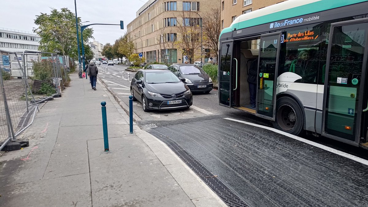 Le nouveau quai bus à Delphine Seyrig sort de terre.
Encore un recul sur la cyclablilité de la coronapiste de l'avenue du Général Leclerc... un provisoire qui n'en finit plus de durer.
La voiture garée n'importe comment est la cerise sur ce gâteau indigeste 👎
<a href="/CorentinDuprey/">Corentin Duprey</a>