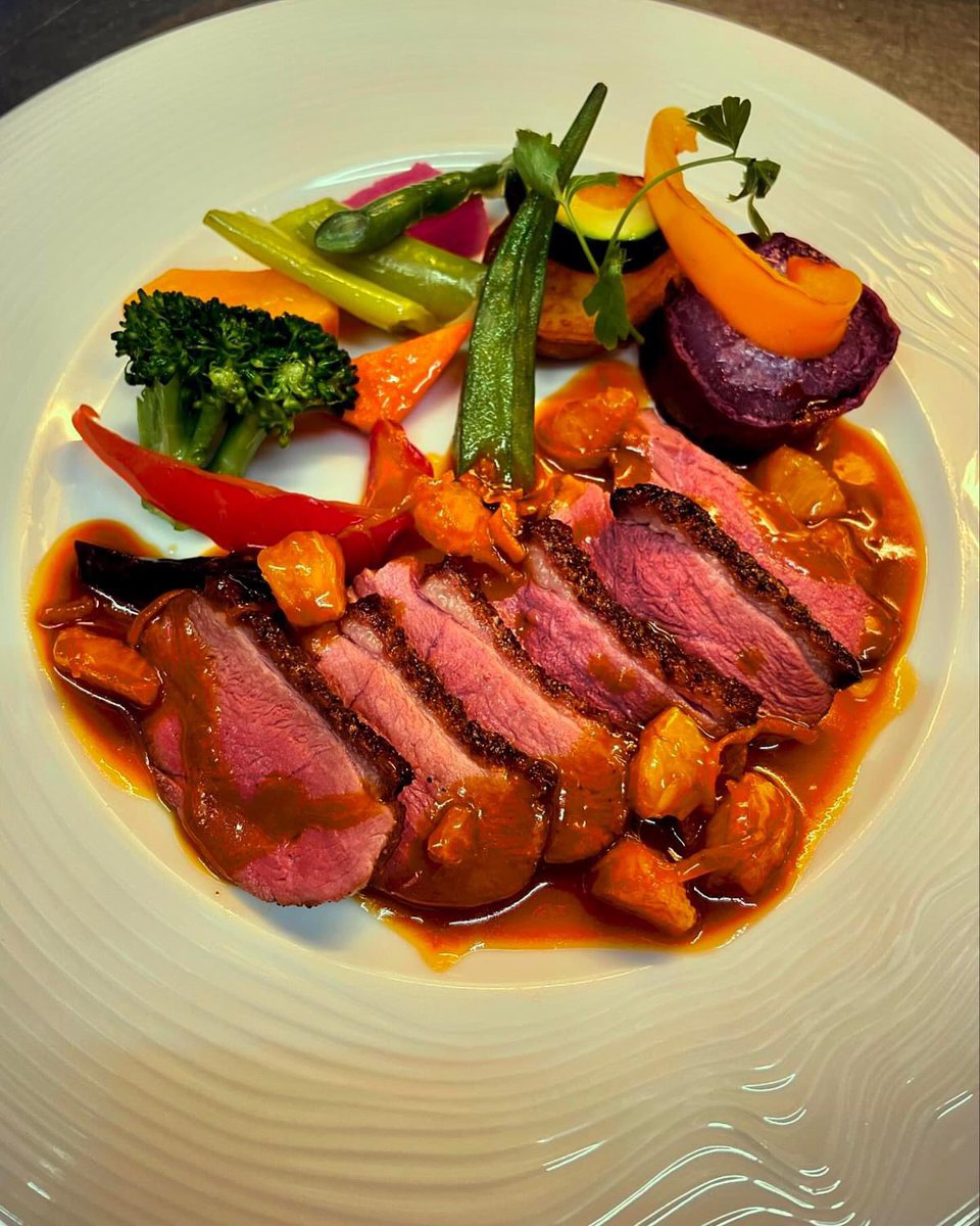 スタッフの一押し料理
それは

ハンガリー産マグレ鴨のロースト　
オレンジ風味

滋味豊かな鴨は口の中に含んだときに、
ものすごく主張してくる美味しさです。
香ばしくてまろやか、これを食べるために働こう.....と思いました。
オレンジの甘いソースが　鴨肉を引き立ててます。名脇役。
ぜひ！