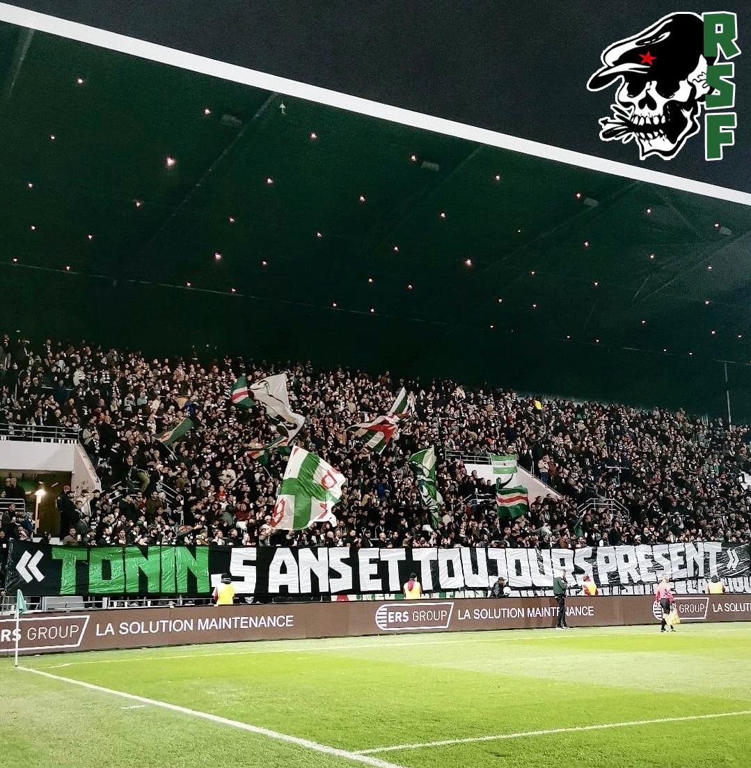 stadebauer's tweet photo. ✊TONIN : 5 ANS ET TOUJOURS PRÉSENT✊

5 ans après la disparition de Tonin, la tribune Rino Della Negra lui a rendu hommage une nouvelle fois vendredi dernier en présence de ses amis et de ses proches ! 
TONIN TOUJOURS PRÉSENT ! https://t.co/XQdMG4qTEp