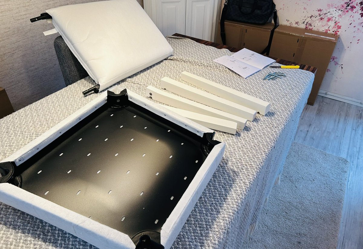 Breitlinger1's tweet photo. #IKEA #LifeHacks  die meisten @IKEA Möbel werden mit einem #Inbus zusammen montiert, der nach der Nutzung in den Müll wandert oder bald nicht mehr auffindbar ist. Das ist weder sinnvoll noch nachhaltig. Ich klebe jeden mitgelieferten Inbusschlüssel nicht sichtbar/versteckt in das damit zusammengesetzte Möbelstück. Sollte also (wie so häufig) nach einer gewissen Zeit, eine Schraube am Möbelstück locker werden, suche ich den versteckten Inbusschüssel und habe das passende Werkzeug immer zur Hand.