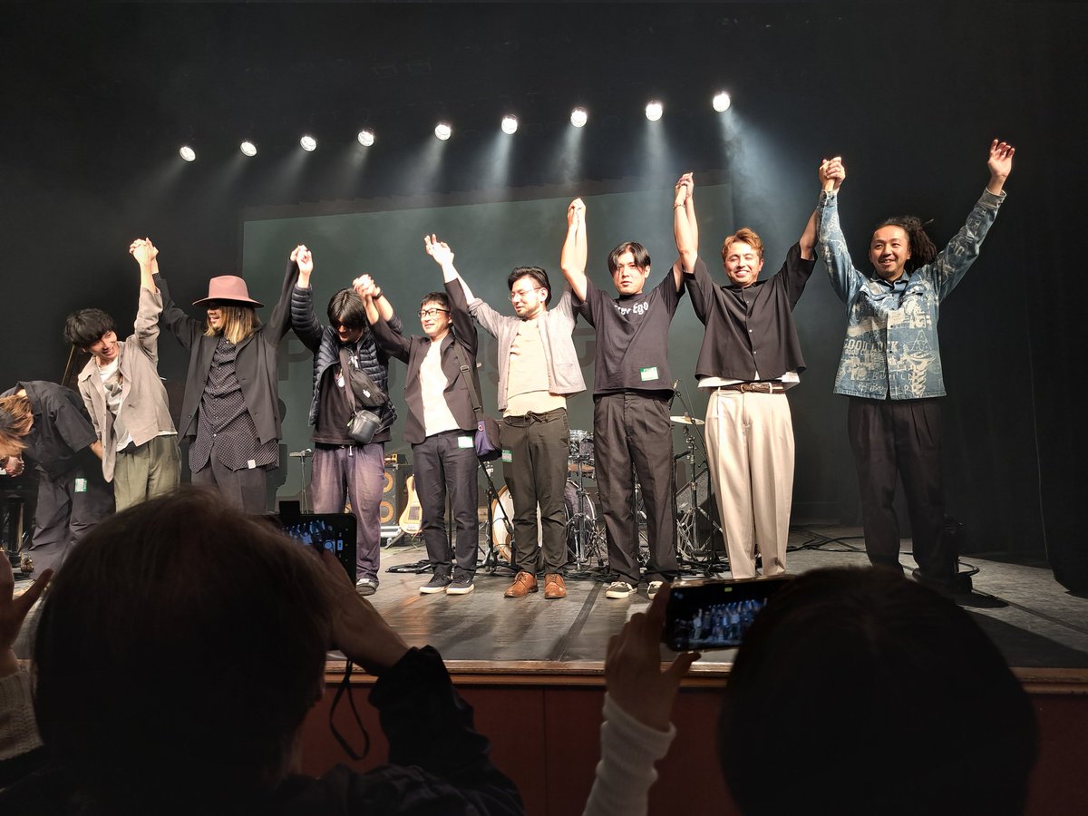 sumichan329's tweet photo. ピアノトリオとひと口に言っても、その個性は様々。CDやSpotifyで聴くのも良いけど、生音ってやっぱり痺れる。ノリノリになったり、涙ぐんだり、圧倒されたり...全員で回すセッションなんて最高のヒトトキでした🥰
#partytheplaywright
#AlterEgo
#SOUNDTYPE
#yoyothepianoman
#yieldpaintingfurther https://t.co/dBSfSFZ4bo