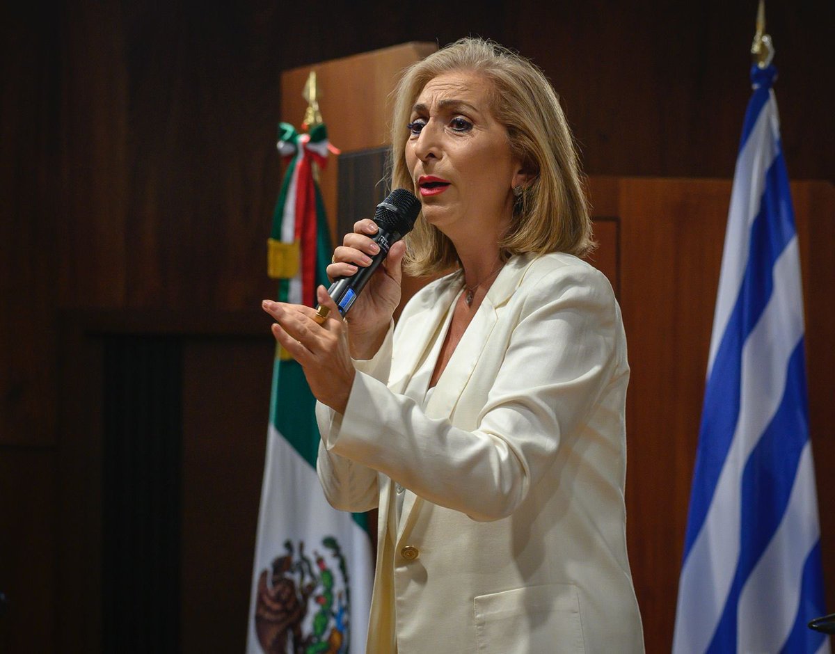 La contralto Alexandra Gravas, la “Musa de Grecia,” encantó al público con un repertorio en español, griego, chino, árabe, alemán y francés. El maestro Józef Olechowski, en el piano, acompañó este viaje musical que reafirma la unión de dos culturas a través de la música.
