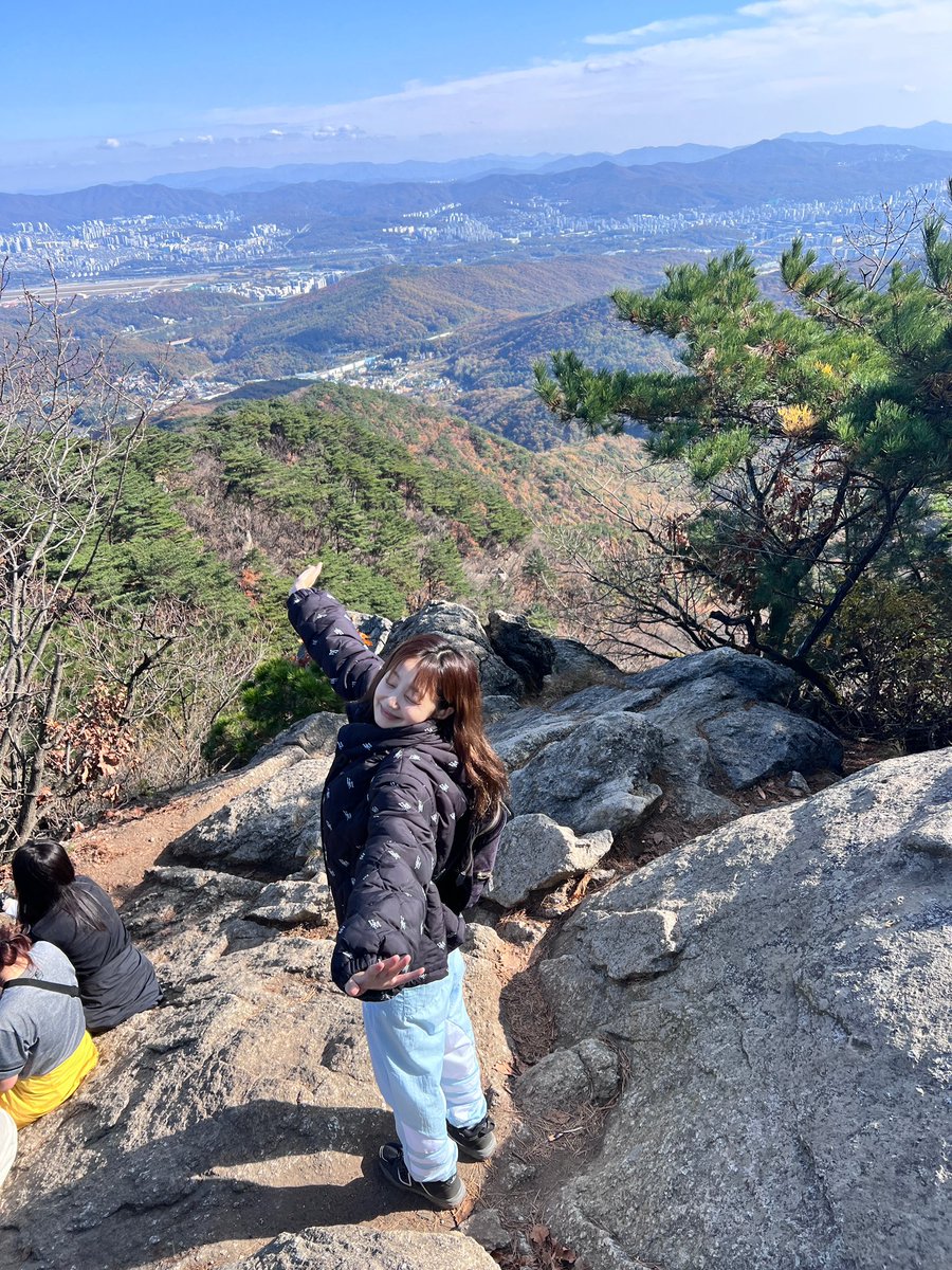WFKSecretNumber's tweet photo. [WEVERSE UPDATE] - Léa

오늘도 하루의 시작은 등산🏞️
주말을 알차게 보냈당 !
락키는 뭐했어요 이번주말???

🔗 https://t.co/s89mr6FRGt

#시크릿넘버 #vineent #secretnumber #SECRET_NUMBER #Léa #레아 #SUNSHINELÉA🦩 @5ecretNumber https://t.co/QZ0IdE6Iq5