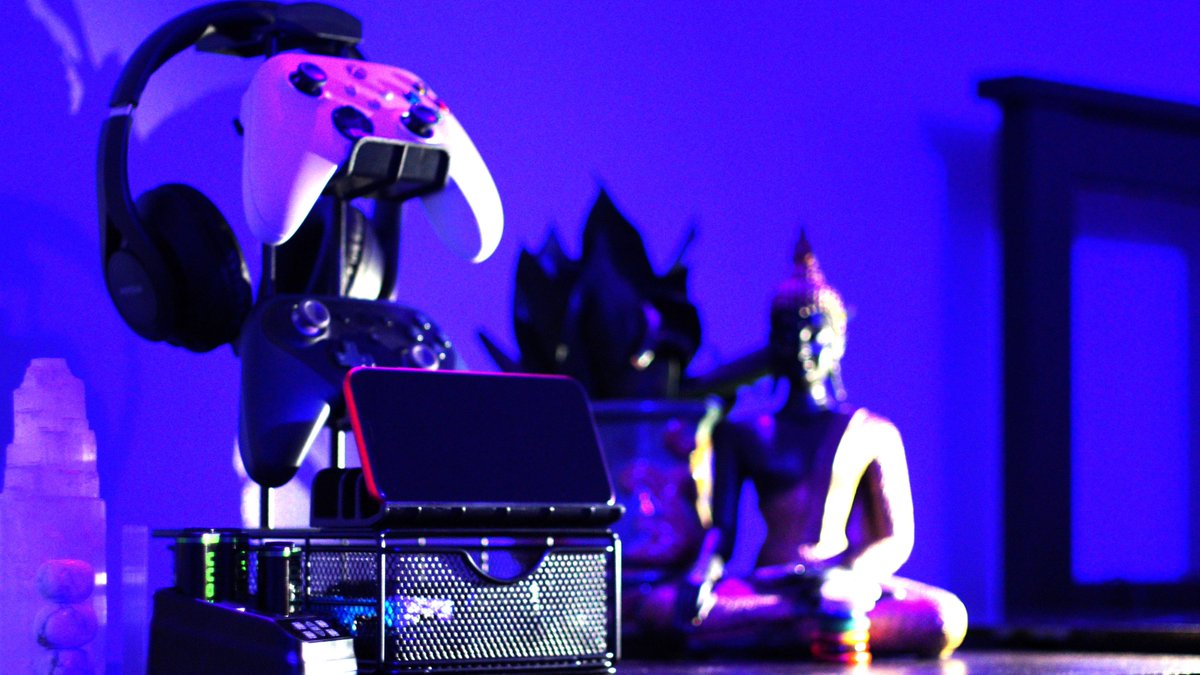 SpiritGameBlog's tweet image. Please enjoy some product photos I took, testing out a very useful controller + headphone desk stand, for the KDD store! Find a review of it on my IG. Link in my Bio.  - Store: Instagram.com/kddstoreoffici…

#controllerstand #lifestylephotos #amazonluna #psvita #xboxonecontroller