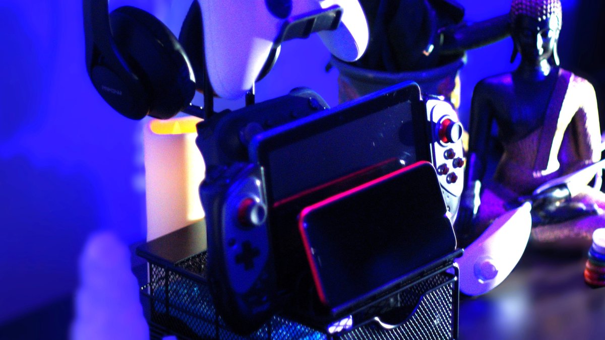 SpiritGameBlog's tweet image. Please enjoy some product photos I took, testing out a very useful controller + headphone desk stand, for the KDD store! Find a review of it on my IG. Link in my Bio.  - Store: Instagram.com/kddstoreoffici…

#controllerstand #lifestylephotos #amazonluna #psvita #xboxonecontroller