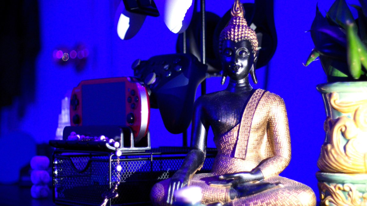 SpiritGameBlog's tweet image. Please enjoy some product photos I took, testing out a very useful controller + headphone desk stand, for the KDD store! Find a review of it on my IG. Link in my Bio.  - Store: Instagram.com/kddstoreoffici…

#controllerstand #lifestylephotos #amazonluna #psvita #xboxonecontroller