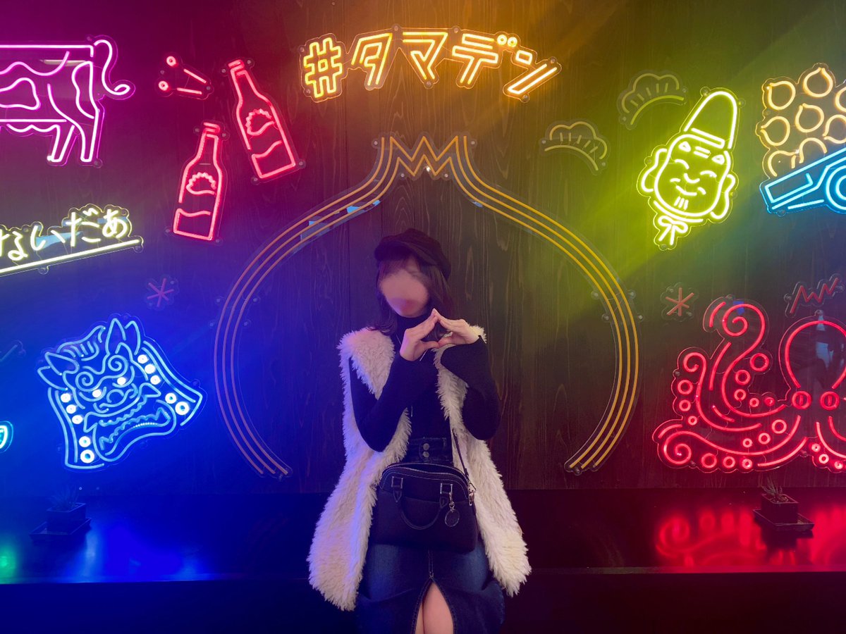 巨大タコ🐙！！！！！(の足1本)
とネオンで可愛い場所で玉葱ポーズ🧅✌🏻