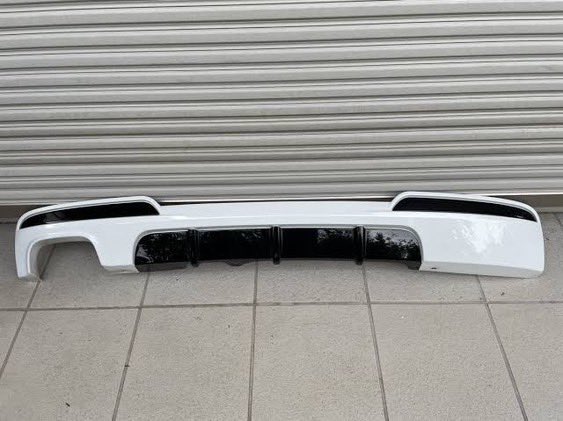 【代理出品・拡散希望】
F10/11用中古M Performance下記3点セット2万円で買っていただける方いらっしゃいませんか？新品だと定価で10万超えてます。
・ブラックキドニーグリル
・カーボンミラーカバー(クリア禿げあり)
・リアディフューザー 片側出し用(アルピンホワイトで塗り分け)