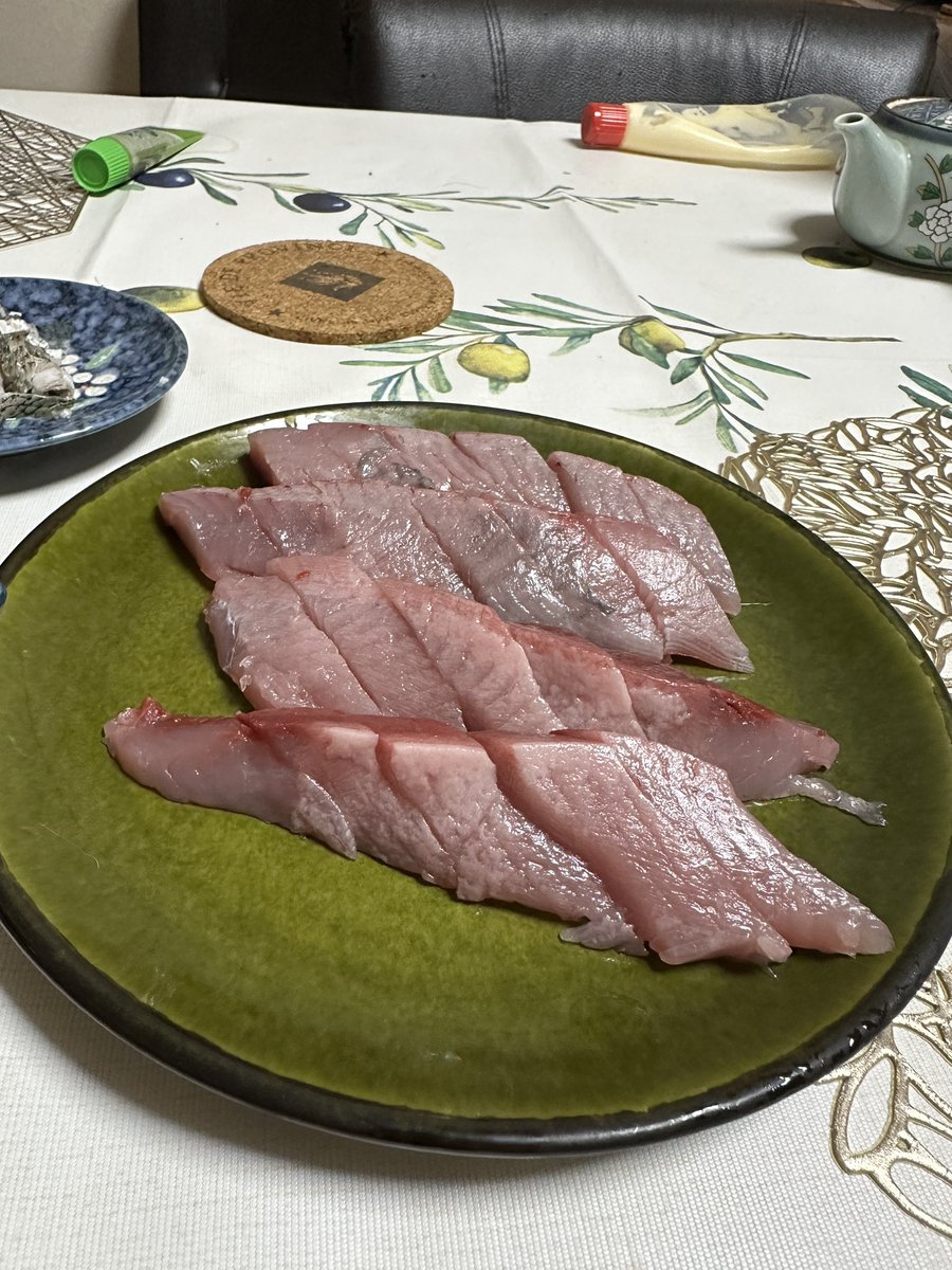 昨日オキアミでサビキ釣りしてたら、何故かスマガツオが3本釣れる激アツ展開。
今までで1番美味いカツオだった