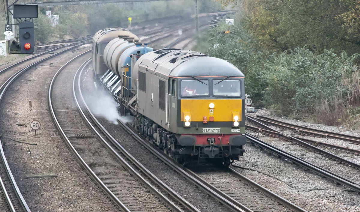 beeranddiesels's tweet image. Class 69s 69012 'Falcon 2' and 69013 top and tail the 3W74 0535 Tonbridge West Yard to Tonbridge West Yard RHTT train approaching Chart Leacon, Ashford on 07/11/2024. #Class69 #Ashford #RHTT