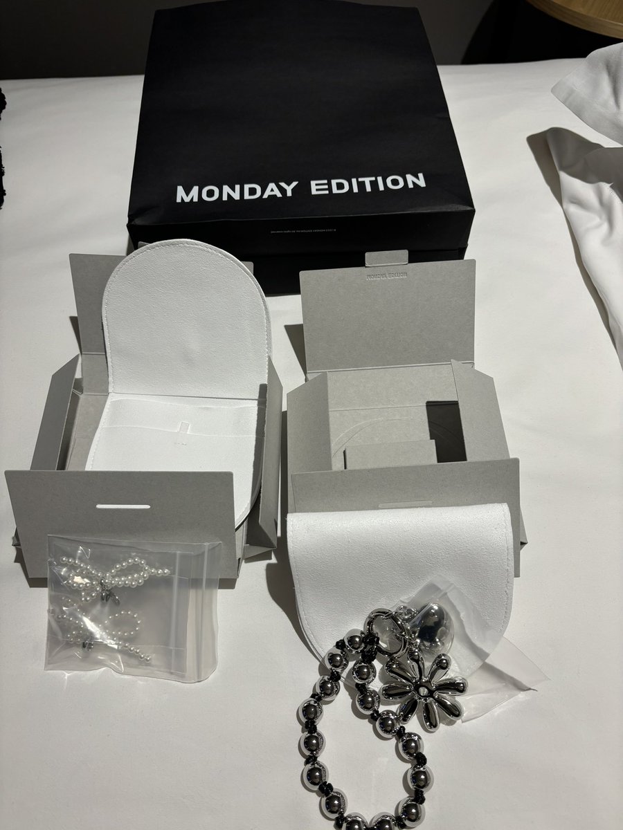 reopurinkotetsu's tweet image. MONDAY EDITION。ここに来るために韓国にきた！スニーカーにつけるパールと、スマホにつけるアクせを狙ってました。YouTubeで勉強して行った甲斐がありました。めっちゃ可愛い🩷きゃー
お店も可愛い。伊勢丹にあるらしいから行く。
#MONDAYEDITION
#アクセサリー　
#韓国旅行