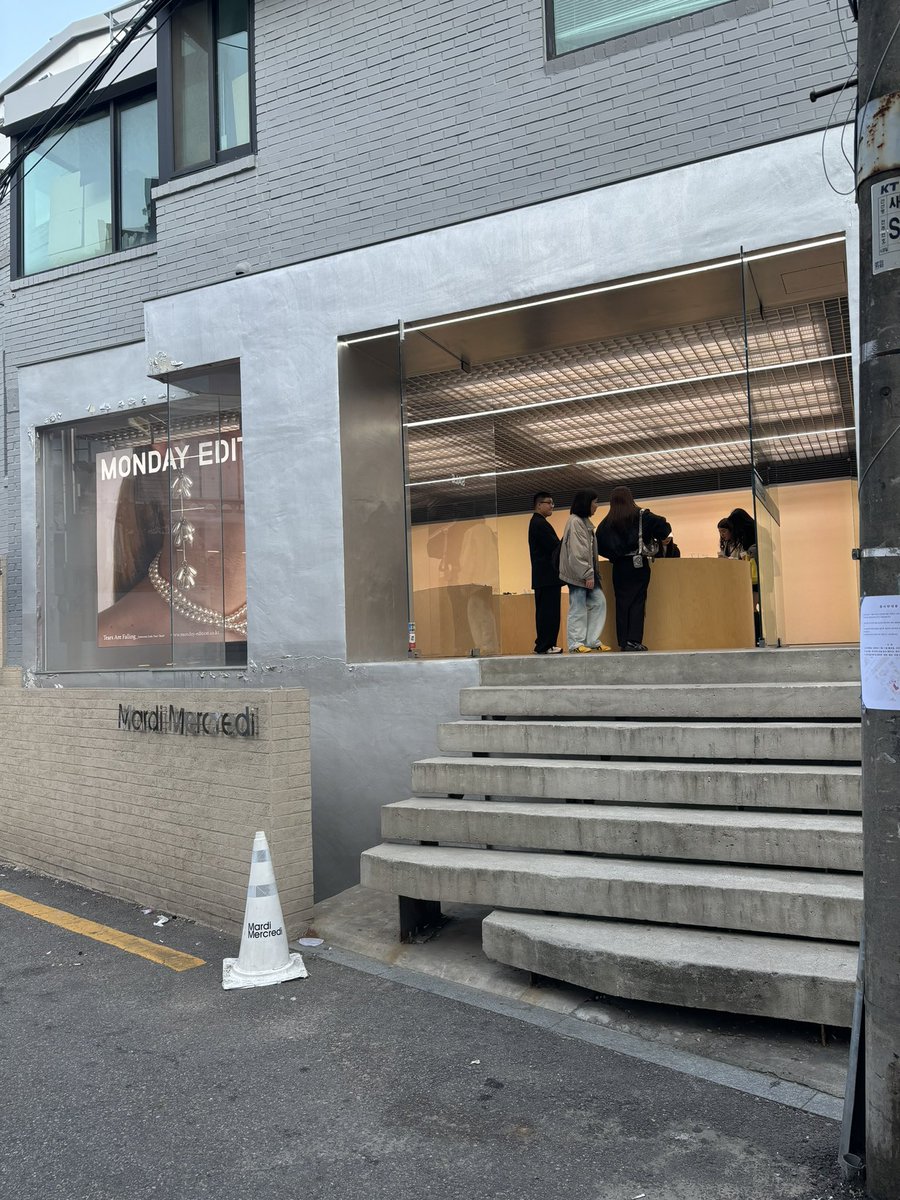 reopurinkotetsu's tweet image. MONDAY EDITION。ここに来るために韓国にきた！スニーカーにつけるパールと、スマホにつけるアクせを狙ってました。YouTubeで勉強して行った甲斐がありました。めっちゃ可愛い🩷きゃー
お店も可愛い。伊勢丹にあるらしいから行く。
#MONDAYEDITION
#アクセサリー　
#韓国旅行