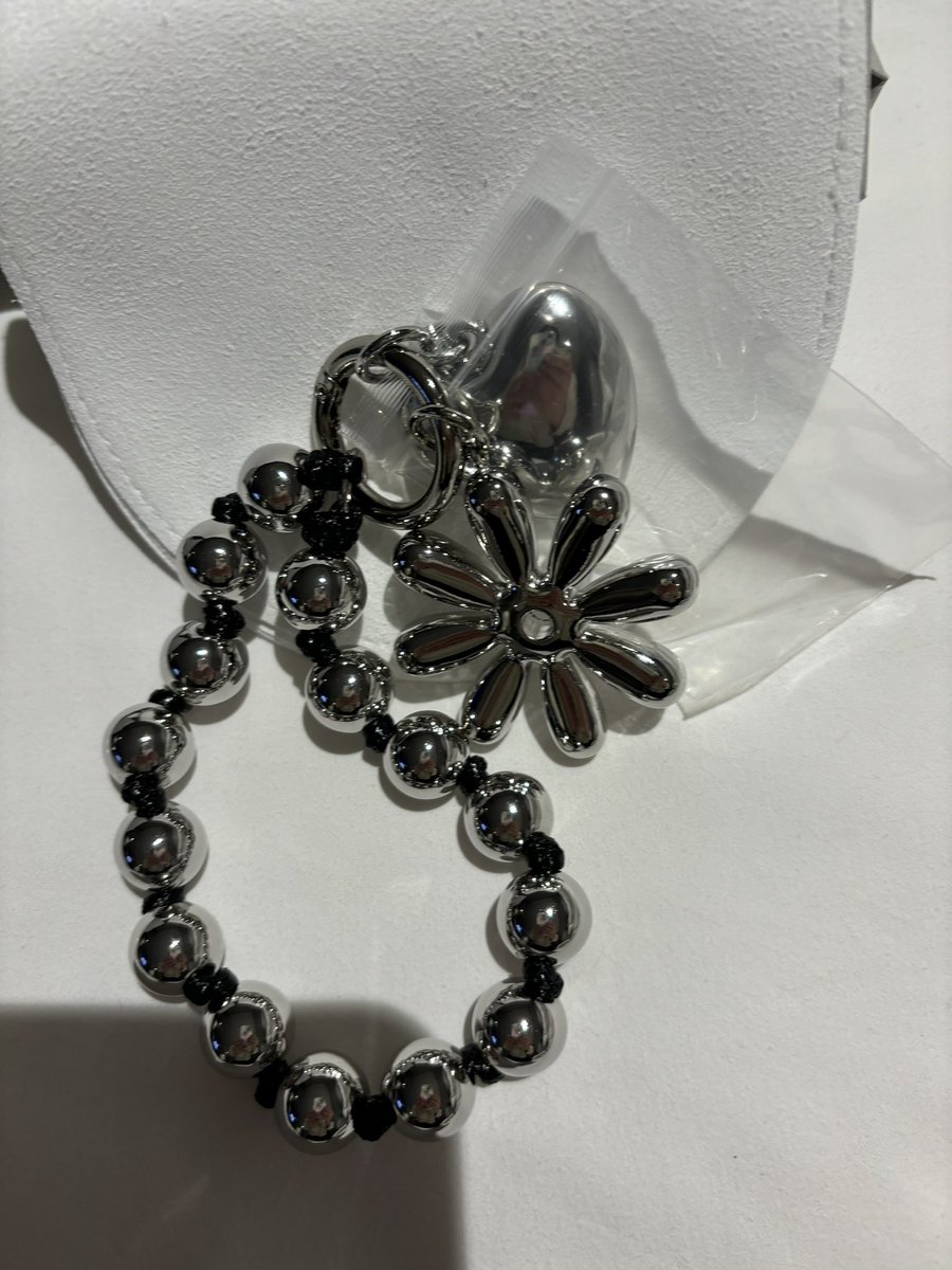 reopurinkotetsu's tweet image. MONDAY EDITION。ここに来るために韓国にきた！スニーカーにつけるパールと、スマホにつけるアクせを狙ってました。YouTubeで勉強して行った甲斐がありました。めっちゃ可愛い🩷きゃー
お店も可愛い。伊勢丹にあるらしいから行く。
#MONDAYEDITION
#アクセサリー　
#韓国旅行