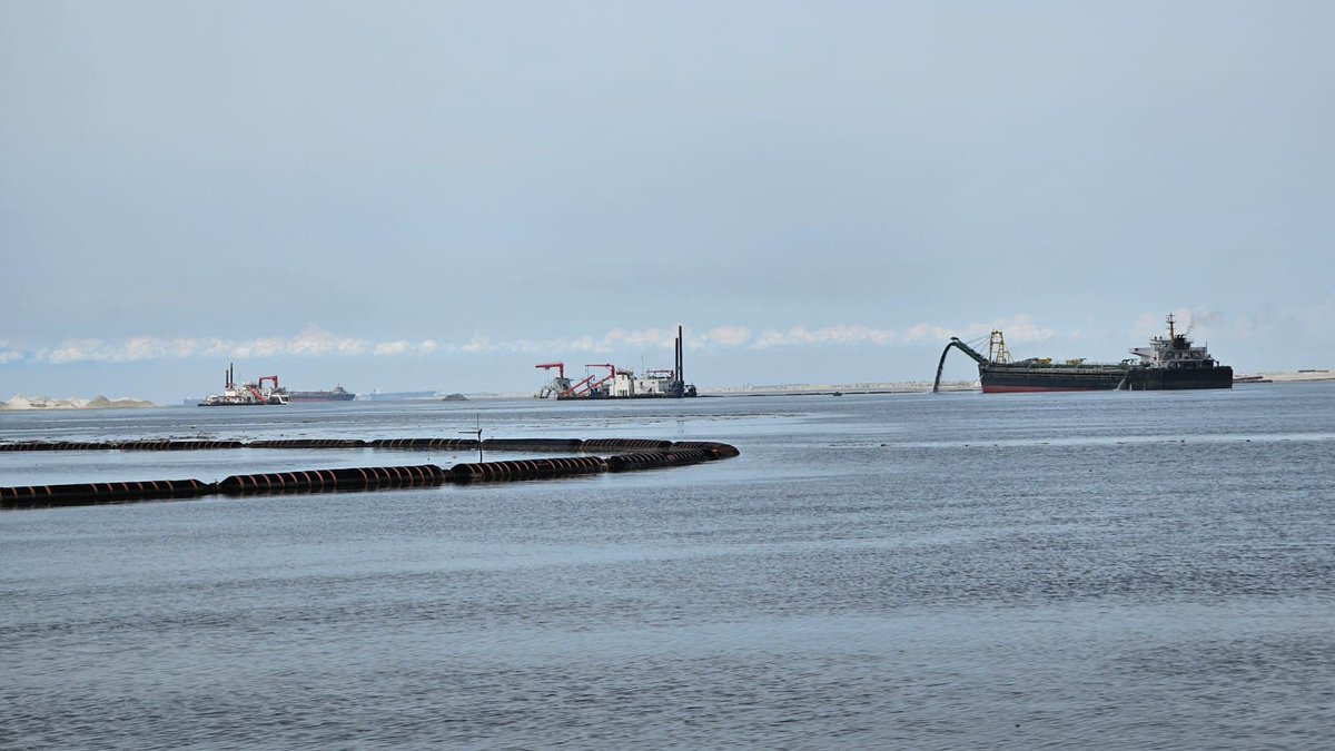 #Beach #nourishment in #Manila #Philippines:  offshore #sand is pumped into nearshore waters for land reclamation and later development. I can´t help, but think of #liquefaction and sinking or tilting of builings during the next large #earthquake! #engineering #replenishment