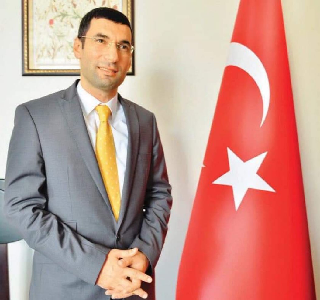 Derik Kaymakamı Muhammet Fatih Safitürk, 10 Kasım 2016’da PKK terör örgütünün hain saldırısı sonucu şehit edilmişti.

Ülkemiz ve milletimiz için canını feda eden Safitürk’ü rahmetle ve minnetle anıyoruz. 

Görevini özveriyle sürdüren  kahraman meslektaşımız, vatan sevgisi ve
