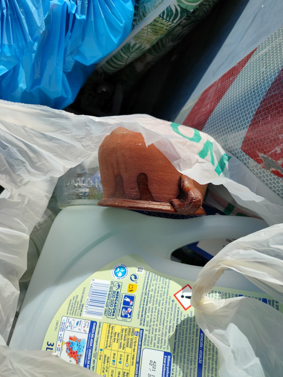 GuardiaMarta's tweet photo. Veí/a, et faré 5️⃣ cèntims d com ♻️ bé: contenidor 🟡 és x al plàstic,  🔵 és x al paper,  🟢  al vidre i la vorera és per 🚶‍♀️.És molt senzill, llavors xq ets un incívic 😡?  fes-te aquesta ? abans d buidar 🏠 teva i deixar l teva 💩on NO toca
#Tiana #TianaSomTotesiTots #ReciclemBé https://t.co/Z61N10nDaB