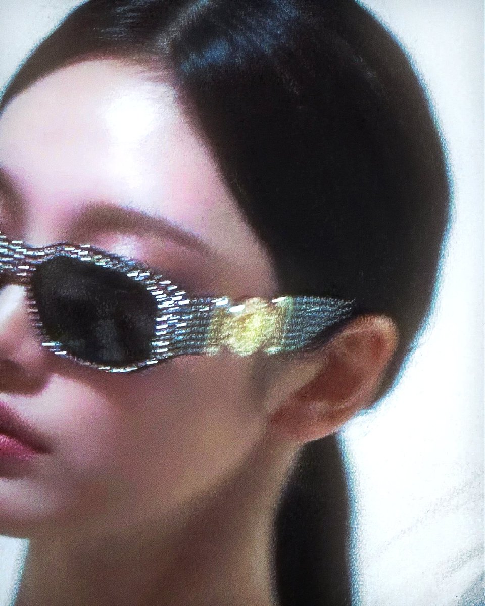 2ningzip's tweet image. the versace girl