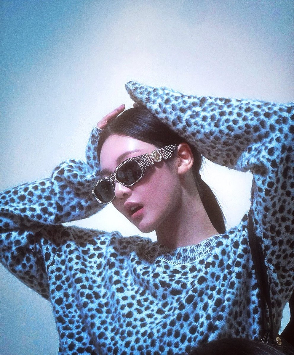 2ningzip's tweet image. the versace girl